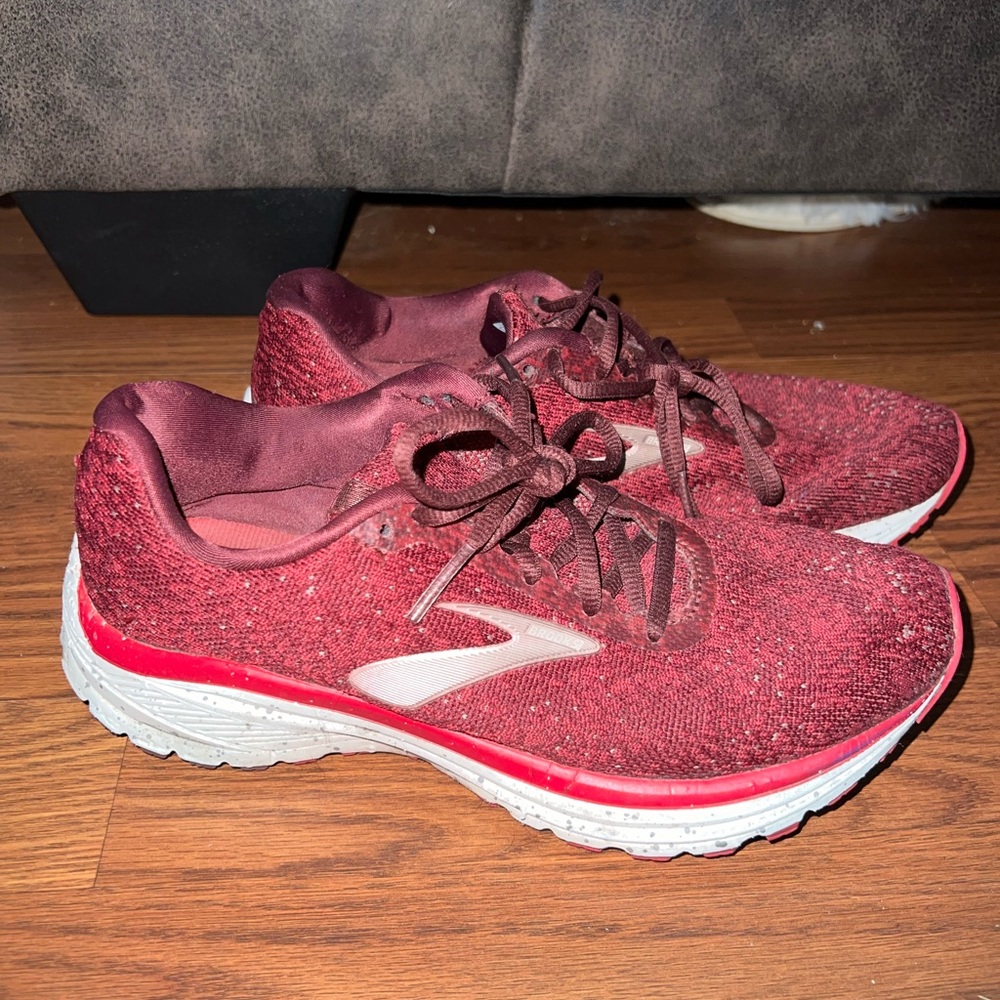 Ladies brooks